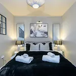 2 Bedroom Centre 85 Smart Tv Location Bradford (West Yorkshire)