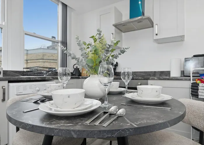 2 Bedroom Centre 85 Smart Tv Location Bradford (West Yorkshire)